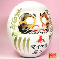 披露宴でのだるまの目入れ：右斜め前画像